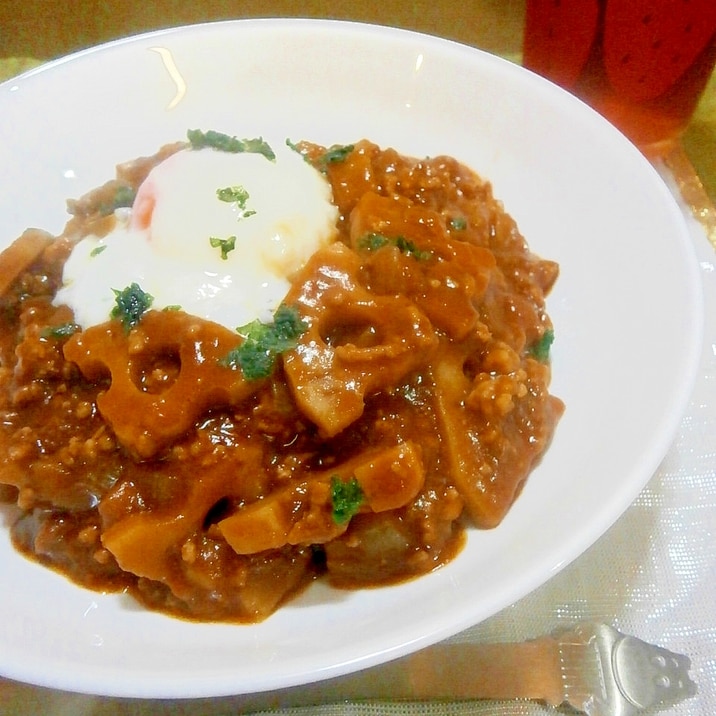 根菜たっぷり！蓮根と牛蒡のキーマカレー温玉のせ